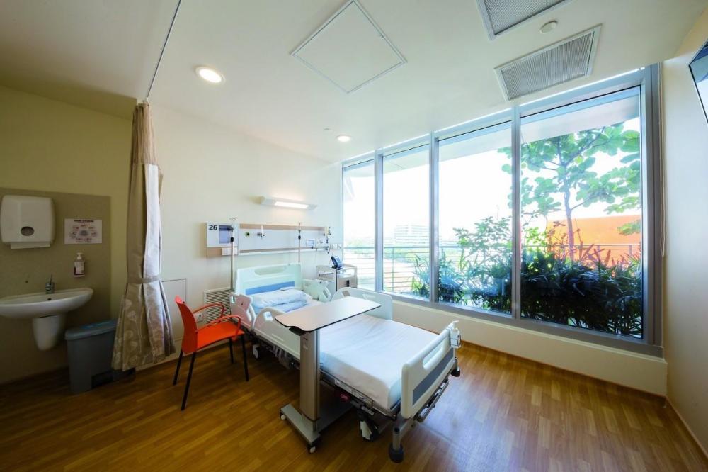 英国怪人凌晨在疗养院窗户外自嗨,身穿女士内衣戴小丑面具,网友:真闲