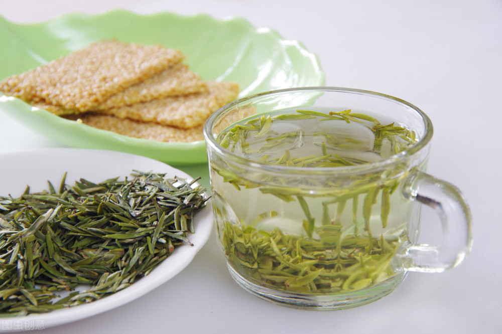 红安眉茶是每年的春季在茶叶一芽一叶初展的时候对