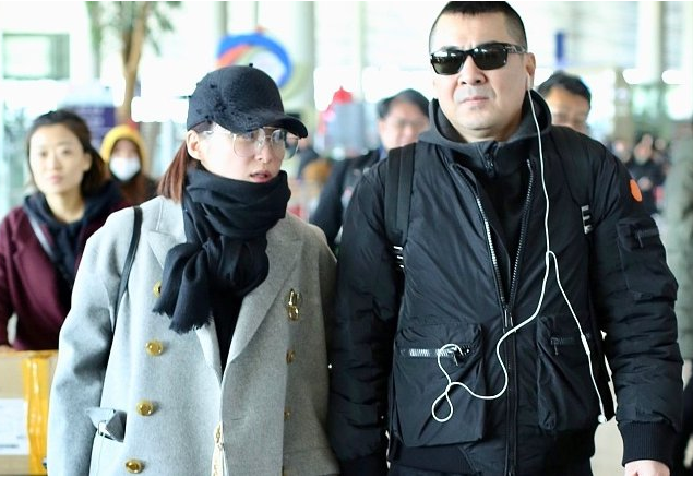 陈建斌廖凡逛街无人识?不修边幅形象邋遢,网友:像蹭空调的大爷