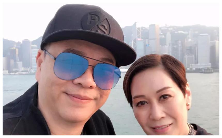 60岁欧阳震华近照曝出,妻子手戴钻戒,气质不输女明星_腾讯新闻