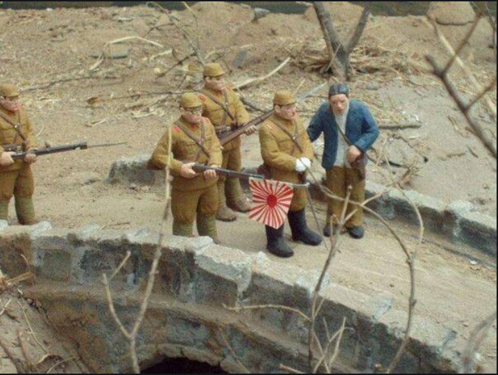 他们是不参战只唱戏的宣传兵,面对敌人包围,他们的举动震撼众人