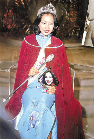 霍启刚妈妈现身港姐评委见面会,62岁朱玲玲穿着气质力压儿媳郭晶晶