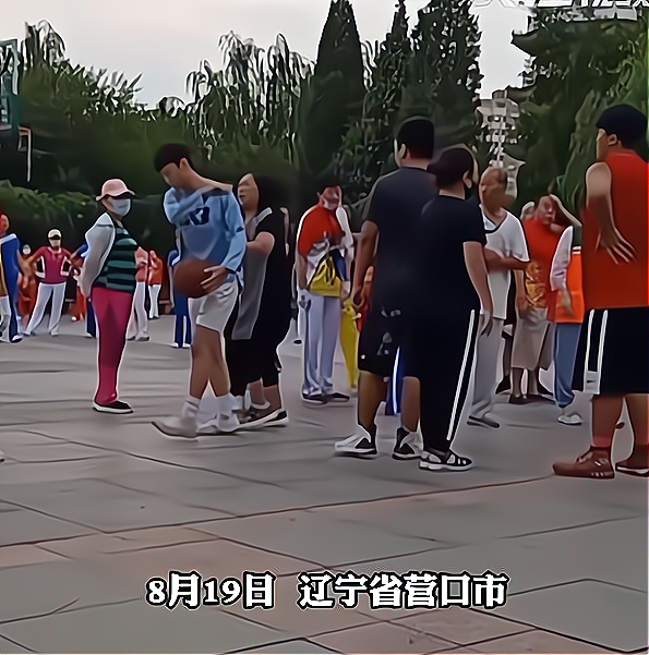 篮球场被广场舞大妈霸占还叫嚣这就是混混