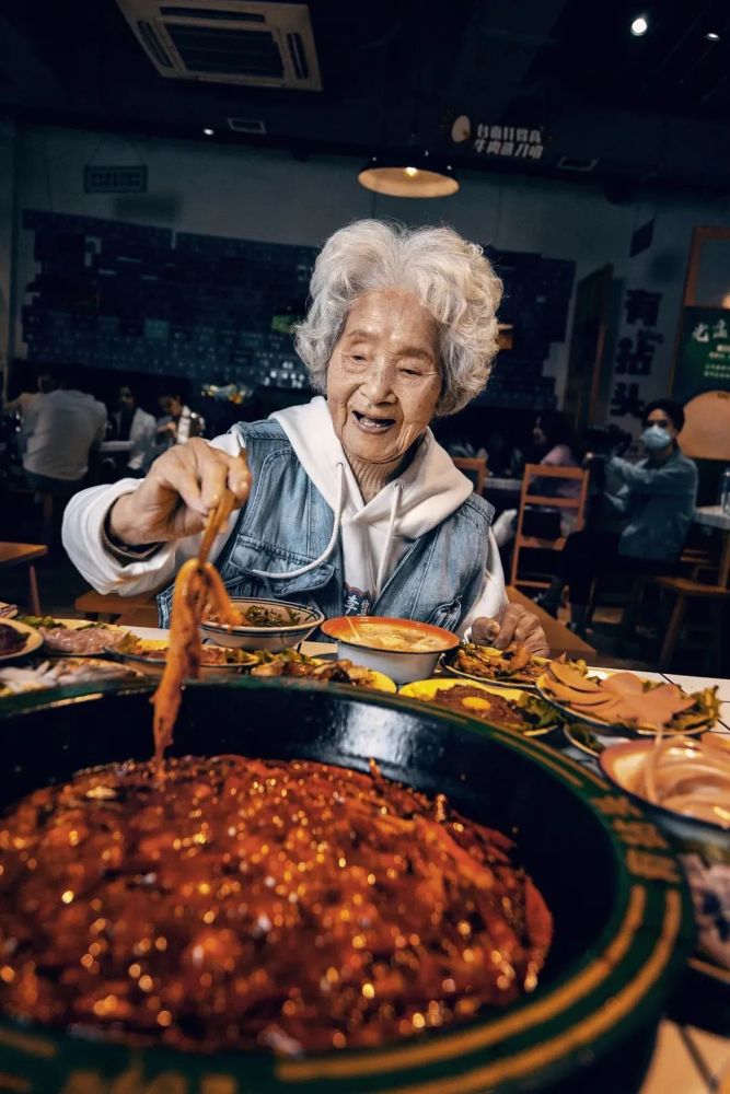百岁网红吃货奶奶,"猪猪女孩"的快乐你们不懂
