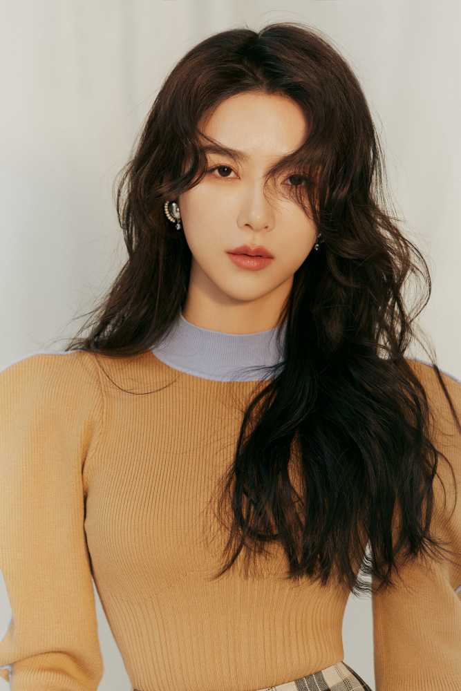 演员宁心生日写真释出 光影间演绎摩登复古风