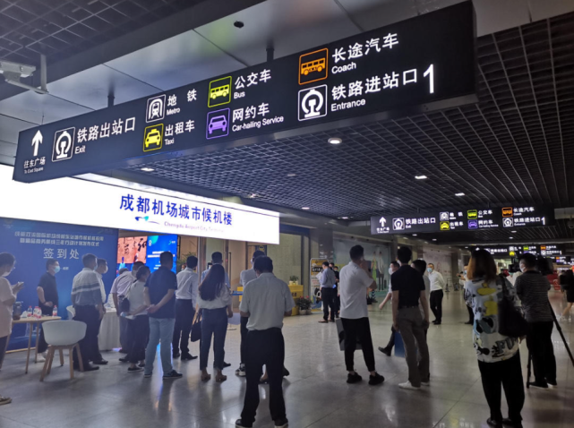 成都东站城市候机楼特意设置在成都东站西广场出站层机场大巴站台出口