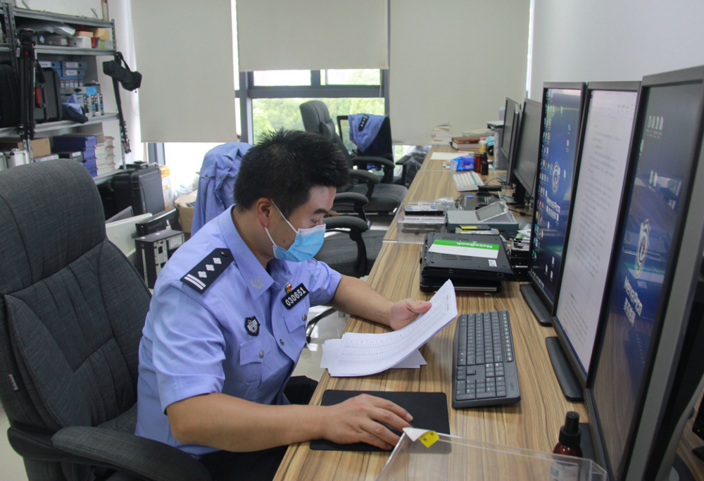 文明,是株洲市公安局刑侦支队刑科所的一名刑事技术员.