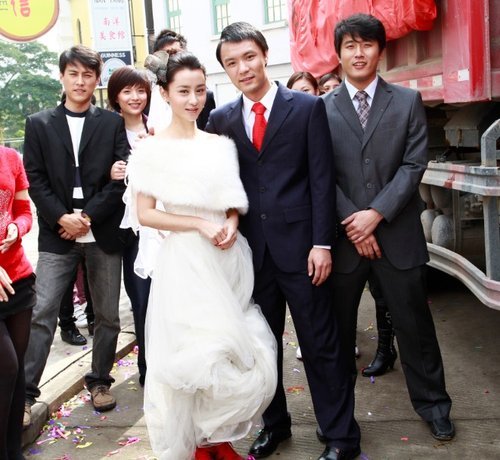 靳东:与大9岁的江珊传同居绯闻,转身娶二婚李佳,生2子十分幸福