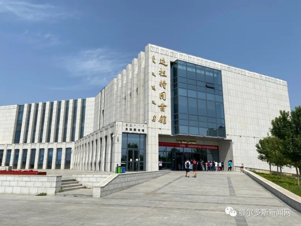 来到位于树林召镇和平路与迎宾大街交汇处的达拉特图书馆,记者看到,为