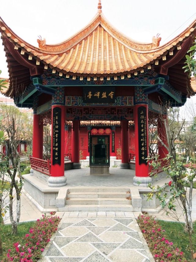 "古滇爨族"辉煌历史的见证从曲靖一中东门进入,一段上坡路后,很容易