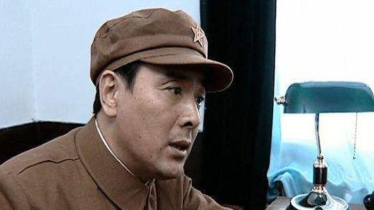 怪不得给李云龙三人授少将,他们觉得委屈,看他们的部下是啥军衔你就