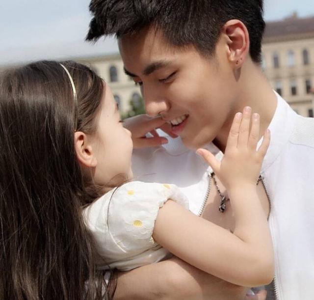 网传吴亦凡已婚已育白富美妻子生下孩子已经2岁愿意净身出户离婚