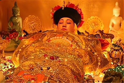 孙殿英盗慈禧陵墓时,为什么连慈禧衣服都不放过?原因其实很简单