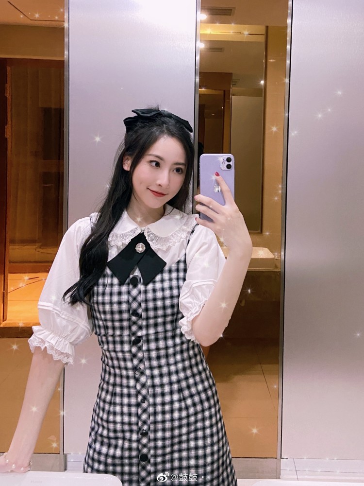 lpl解说鼓鼓蝴蝶领连衣裙甜美自拍引粉丝热议:鼓灵精怪!