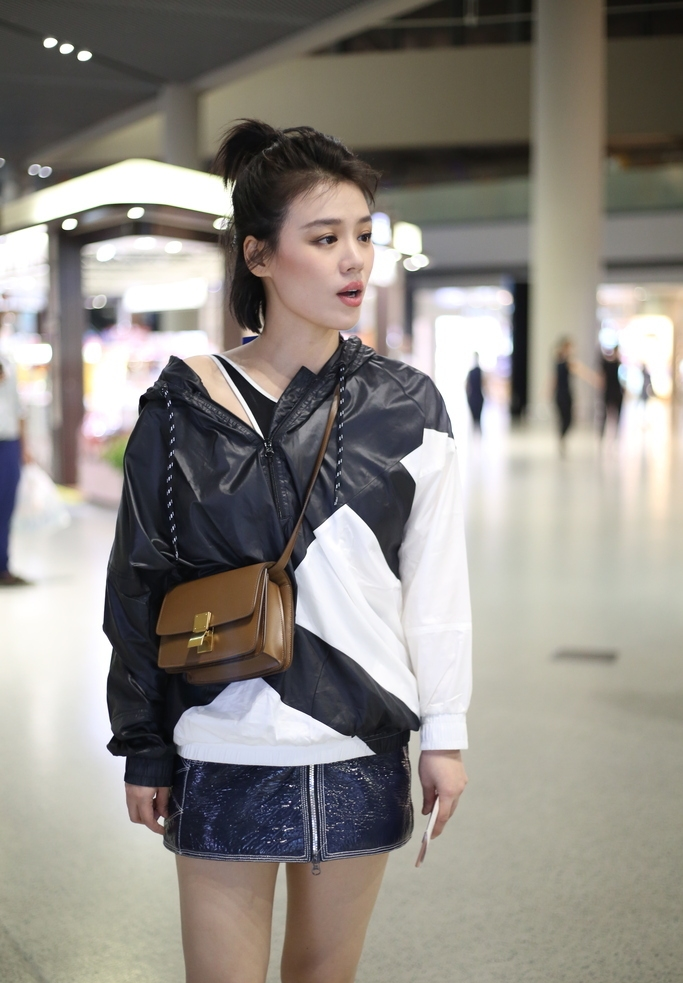 马思纯瘦了后穿衣变大胆,"三角"短裤都敢穿,显得腿更长了