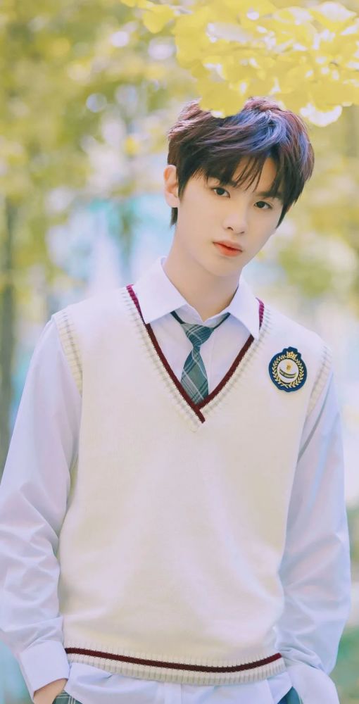 宋亚轩新造型甜酷又校园!