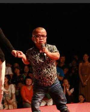 凭"土行孙"成名人,身高不足4尺却娶漂亮老婆,如今穷困吃低保