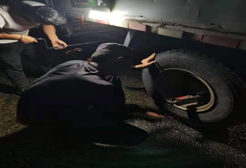 大货车高速路上爆胎 执勤民警帮助换轮胎_腾讯新闻