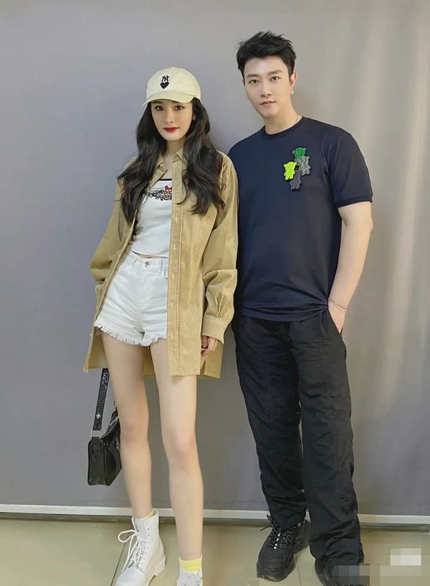杨幂和男友人合照曝光百元吊带穿出高级感宣布单身后桃花运不断
