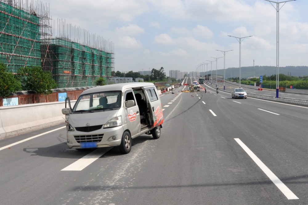 7月22日,顺德伦桂路,一辆小型面包车与摩托车发生碰撞,乘坐小型面包车
