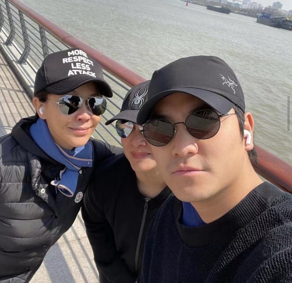 张艾嘉儿子王令尘31岁生日与超模游天翼相拥秀恩爱热恋四年很甜蜜