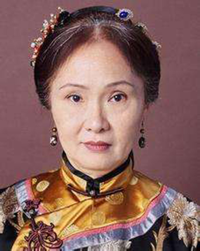 86岁曾江拄拐杖现身,满头白发精神足,长期吃降血压药戒酒保健康