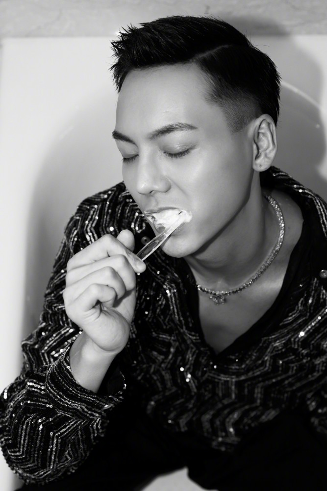 陈伟霆刷牙大片黑白照也太有氛围感了