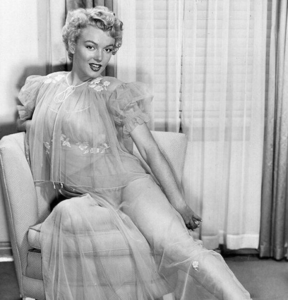 你没见过的历史照片,梦露为肯尼迪献唱所穿的礼服,我国首条地铁