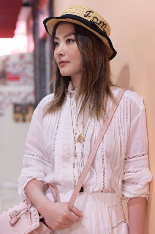 陈慧琳不愧是"气质女神",穿条纹套装干练利落,腰间赘肉太真实