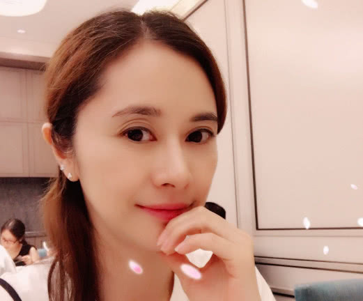 “最美钟灵”何美钿，曾是体操冠军，与吴彦祖传绯闻，今46岁未婚