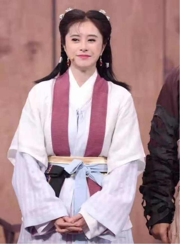 “最美钟灵”何美钿，曾是体操冠军，与吴彦祖传绯闻，今46岁未婚