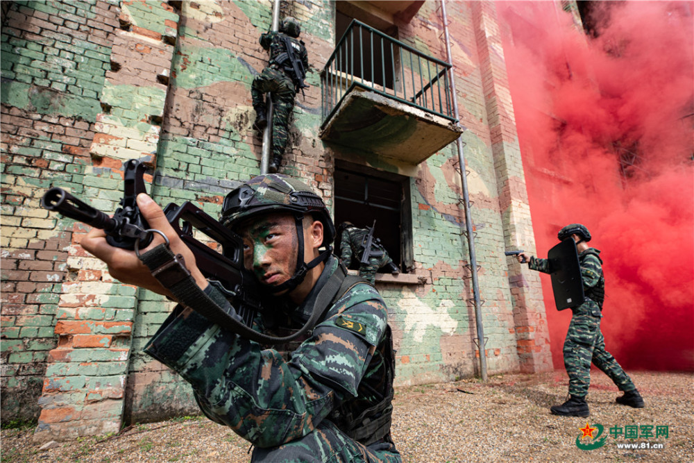 雷霆出击!武警广西总队机动支队侦察中队组织反恐演练影像