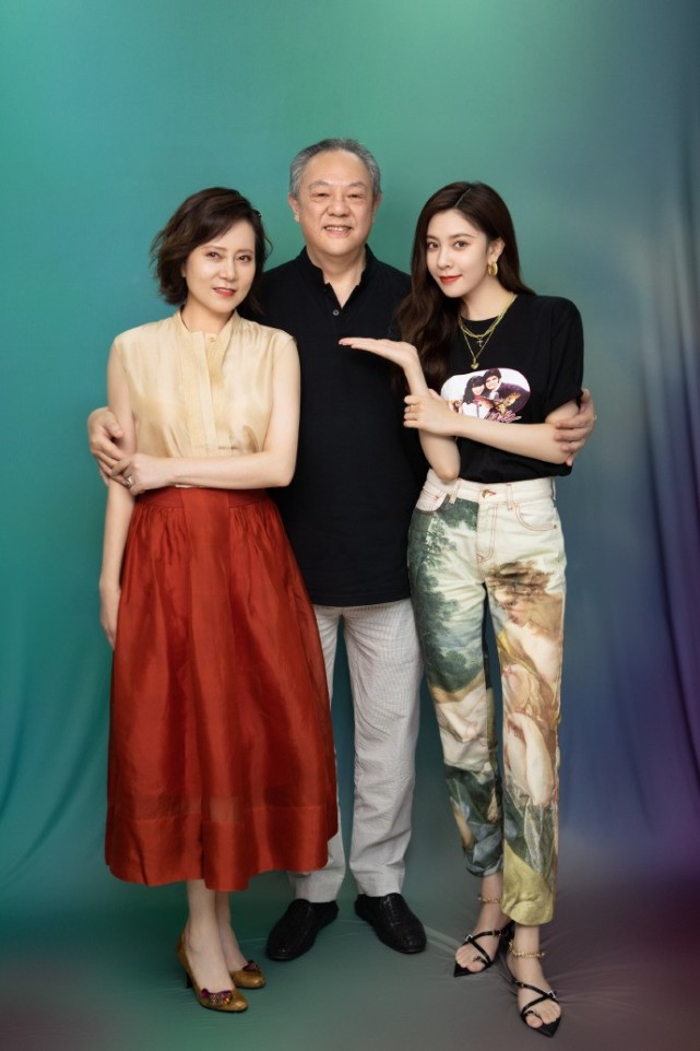 宋妍霏一家合影爸爸穿黑衣也没挡住发福肚子妈妈瘦出嫩藕臂