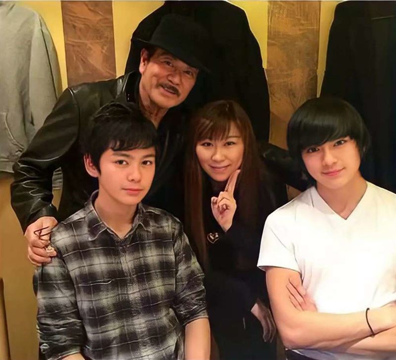 千叶真一与大女儿真濑树里及两儿子合影虽然在日本然而真濑树里,小
