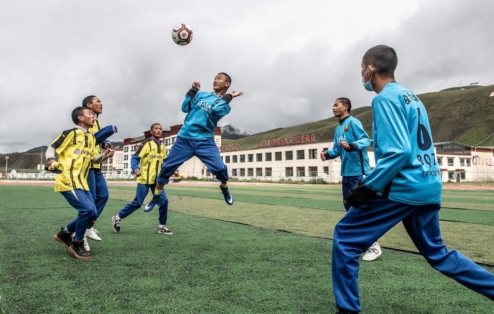 足球少年2020年8月1日,西藏巴青县中学的少年正在进行激烈的足球比赛.