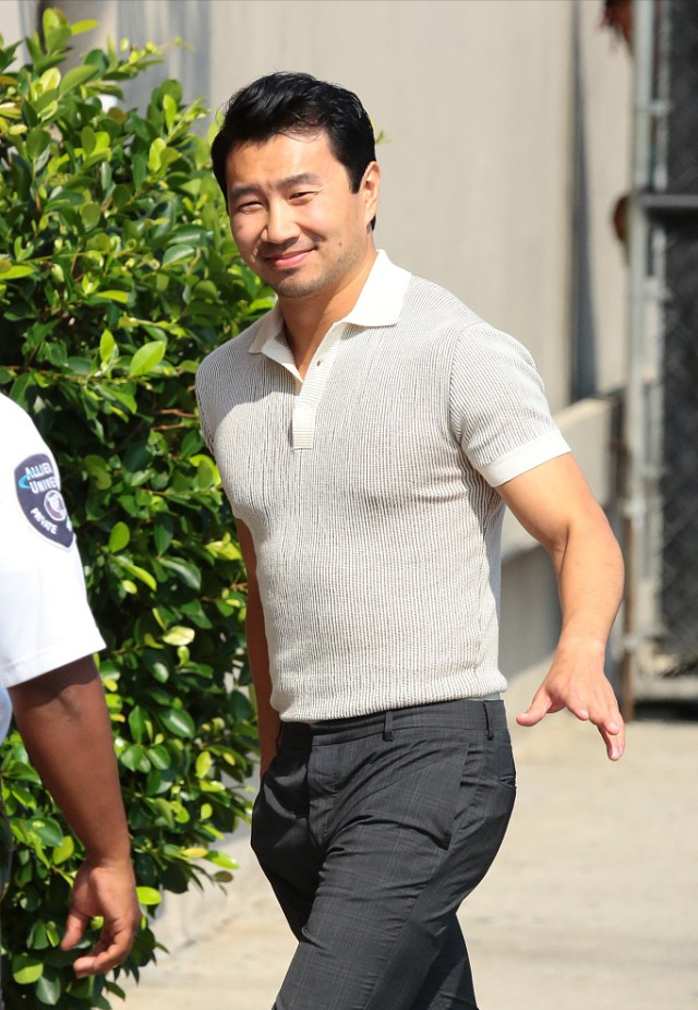 刘思慕真没有尚气的感觉私服穿得紧紧绷绷和普通中年人一样