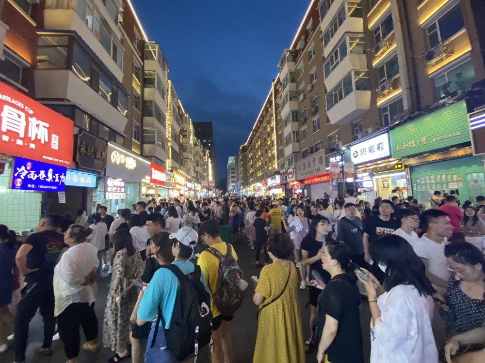 夜色中的长春市桂林路胡同步行街人头攒动,这是我省商贸流通领域火热