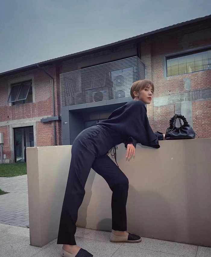 孙莉晒剧组美照为新戏染黄发超美获黄磊表白每天都像过情人节