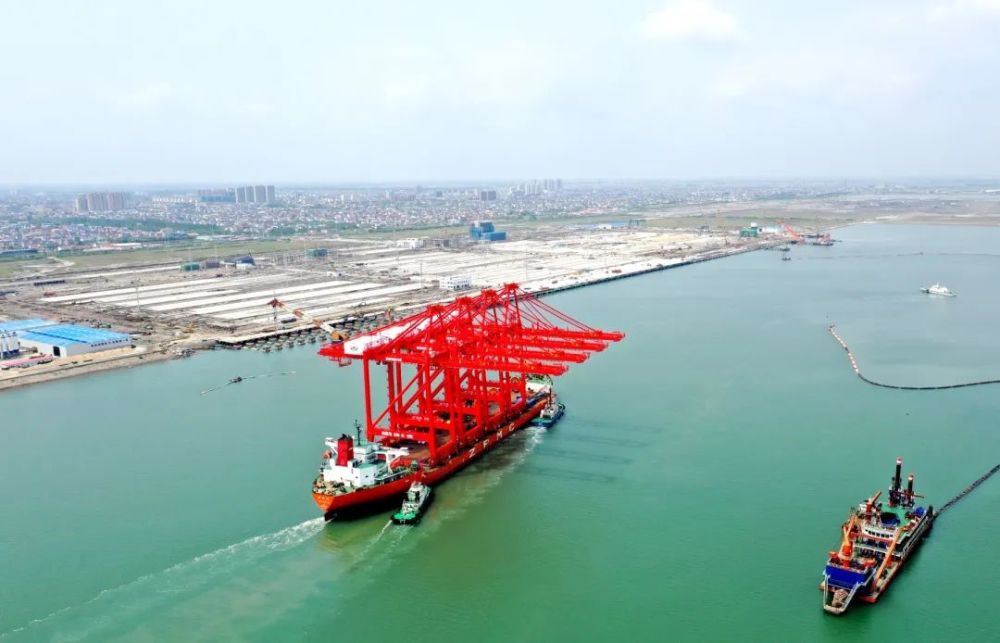 开港在望通州湾江苏新出海口吕四起步港区首批港机设备上岸安装