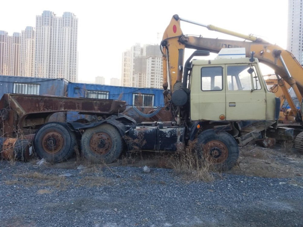 路边的经典少见的太脱拉t8152型牵引车