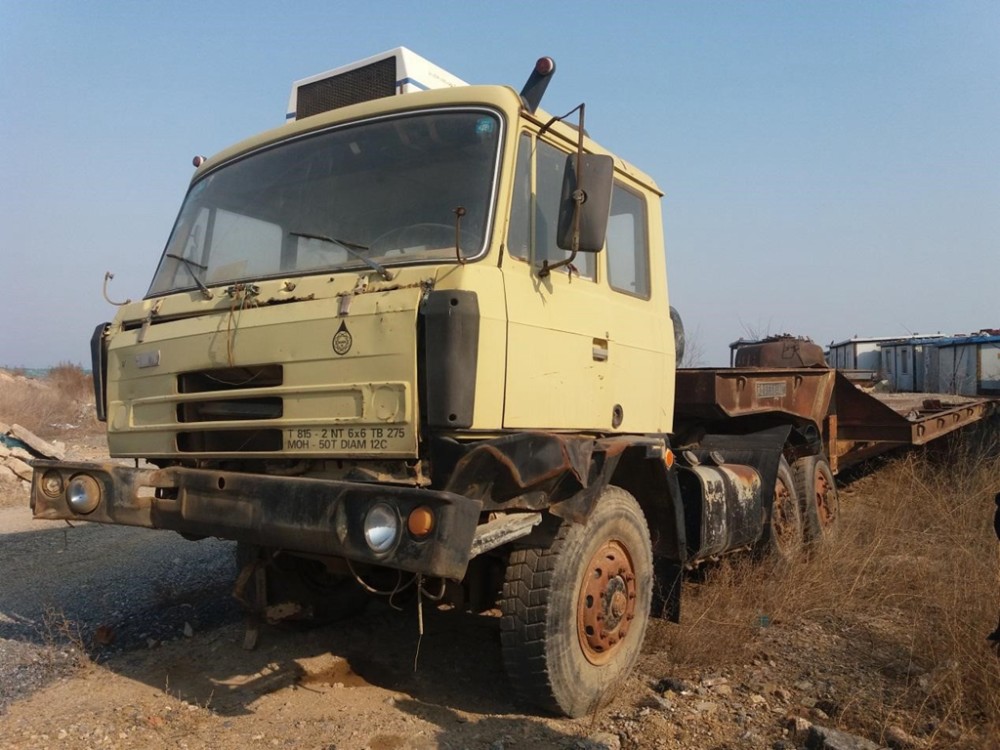 路边的经典少见的太脱拉t8152型牵引车