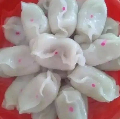 中元节这天,潮汕妈妈们会做一种粿,叫"秀才粿",来敬拜祖先和神明,这种