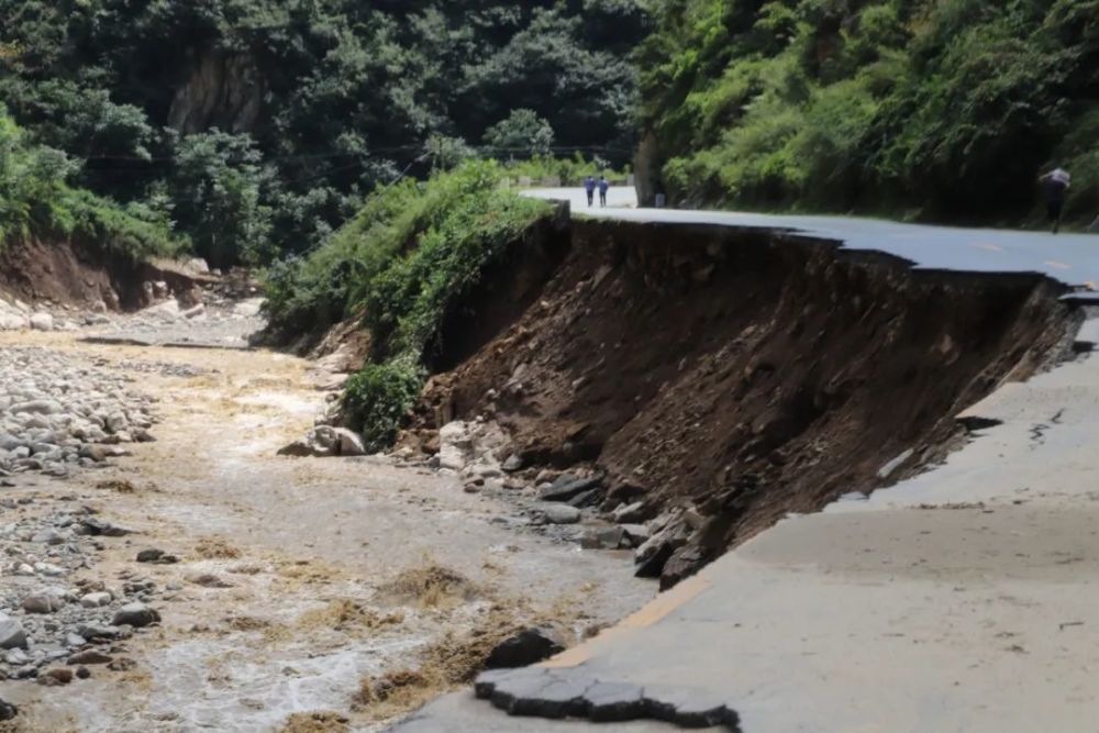 8月19日19时30分,陕西省西安市蓝田县突发暴雨,西安市气象局发布暴雨