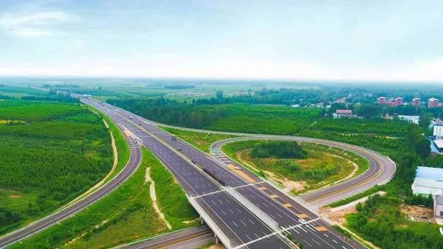 途径郓城菏泽首条双向八车道高速公路正式通车