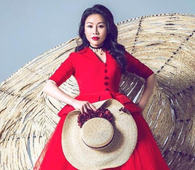 从一夜爆红到被骂"滚出娱乐圈",草帽姐徐桂花,如今怎么样了?