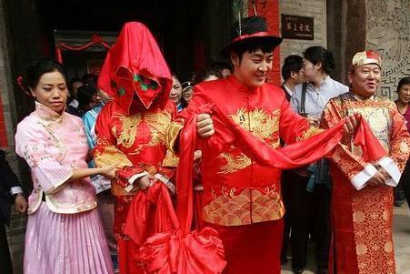 养子结婚,母亲把7间房全给他,女儿不服去抢,一推开门,瘫地上