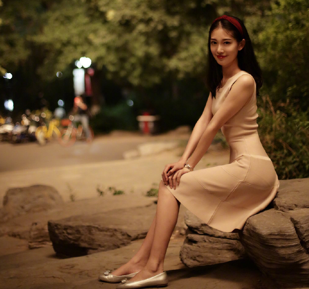 北大美女校花意外走红,神仙颜值惹人羡,不料评论区一片"恶臭"