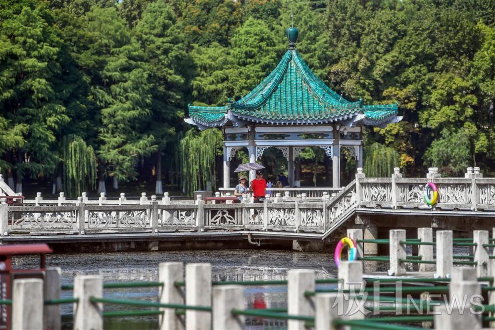 東湖梨園大門,遊客自覺佩戴口罩驗碼依次測溫進園.