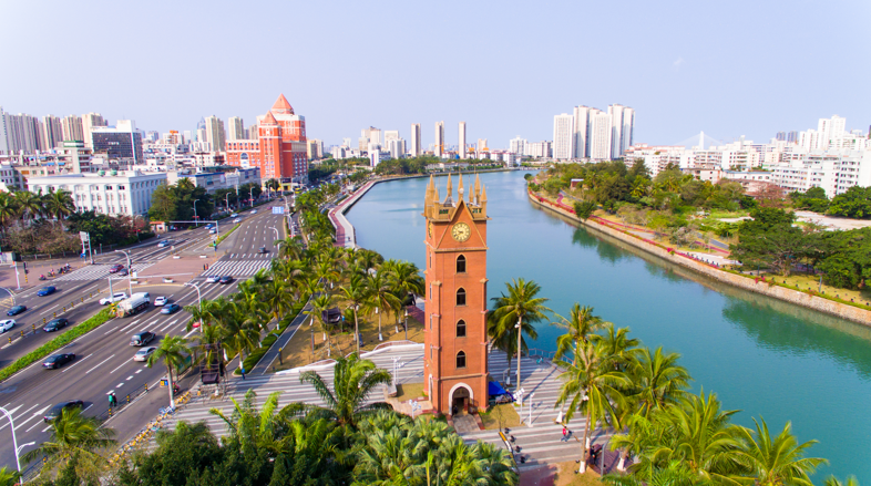 比如去钟楼,这里是海口标志性建筑,依街傍水,姿影绰约,景致幽雅,为