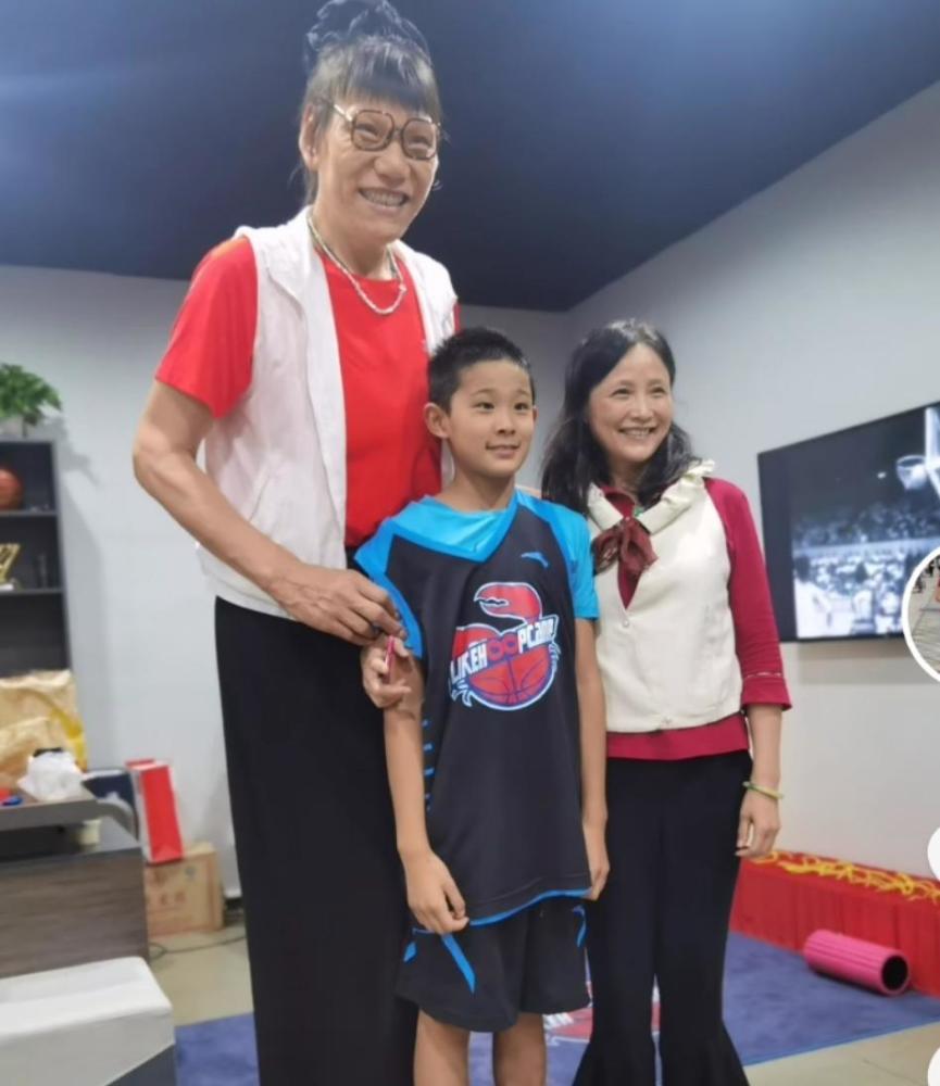 杜锋岳母罕见现身与郑海霞小聚享受副军职待遇丈夫是马文广